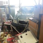 Sněžení pořádně potrápilo řidiče. Jeden skončil až v shopu benzínové stanice