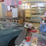 Sněžení pořádně potrápilo řidiče. Jeden skončil až v shopu benzínové stanice