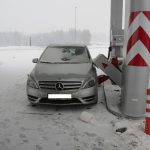 Sněžení pořádně potrápilo řidiče. Jeden skončil až v shopu benzínové stanice