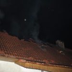 Statisícovou škodu přinesl požár střechy domu v Husinci