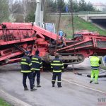 Převrácený stroj blokoval výjezd z Písku