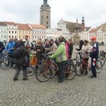 Hlouček cyklistů dnes zvonil před budějovickou radnicí