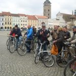 Hlouček cyklistů dnes zvonil před budějovickou radnicí