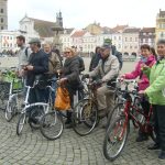 Hlouček cyklistů dnes zvonil před budějovickou radnicí