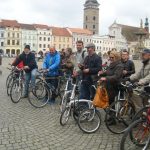 Hlouček cyklistů dnes zvonil před budějovickou radnicí