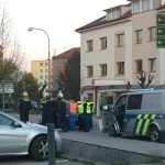Řidiče v Třeboni oslnilo slunce a přejel chodkyně, jedna z nich nepřežila