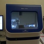 S novým přístrojem pro analýzu DNA mohou policisté zpracovat větší množství vzorků