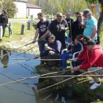 V Nišovicích loví pstruhy na klacek