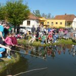 V Nišovicích loví pstruhy na klacek