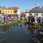 V Nišovicích loví pstruhy na klacek