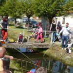 V Nišovicích loví pstruhy na klacek