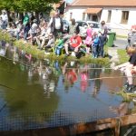 V Nišovicích loví pstruhy na klacek