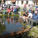 V Nišovicích loví pstruhy na klacek