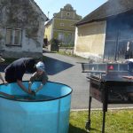 V Nišovicích loví pstruhy na klacek