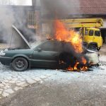 Pátek třináctého byl smolný pro majitele Passatu v Táboře. Auto mu shořelo na dvorku