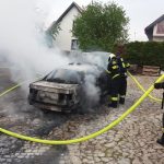 Pátek třináctého byl smolný pro majitele Passatu v Táboře. Auto mu shořelo na dvorku