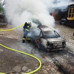 Pátek třináctého byl smolný pro majitele Passatu v Táboře. Auto mu shořelo na dvorku