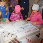 Děti můžou v klášterní galerii cestovat Světem podle Šaška