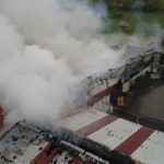 Mohutný požár zničil výrobnu dřevěných briket na Strakonicku. Škoda se odhaduje na 30 milionů