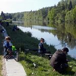 Mladí rybáři chytají na Lužnici. Nepočítají se kusy, ale centimetry