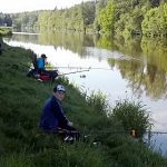 Mladí rybáři chytají na Lužnici. Nepočítají se kusy, ale centimetry