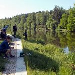 Mladí rybáři chytají na Lužnici. Nepočítají se kusy, ale centimetry
