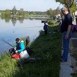 Mladí rybáři chytají na Lužnici. Nepočítají se kusy, ale centimetry