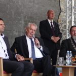 Ve Strakonicích dostal prezident fez a pivo