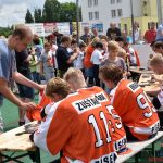 Slavnostní otevření plastového hřiště bylo oslavou lidského porozumění a sportu