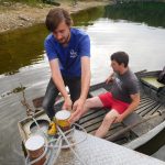 Kvůli zavřenému Žďákovskému mostu posádka lodi vesluje do práce