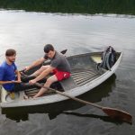 Kvůli zavřenému Žďákovskému mostu posádka lodi vesluje do práce