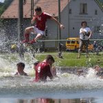 Poříčští žáci oslavili prvenství koupelí v hasičské nádrži