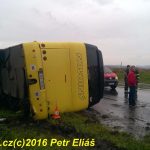 Děti z převráceného autobusu byly rozvezeny do čtyř nemocnic