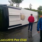 Děti z převráceného autobusu byly rozvezeny do čtyř nemocnic