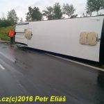 Děti z převráceného autobusu byly rozvezeny do čtyř nemocnic