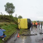 Děti z převráceného autobusu byly rozvezeny do čtyř nemocnic