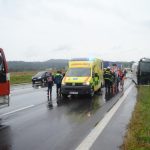 Děti z převráceného autobusu byly rozvezeny do čtyř nemocnic