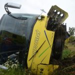 Děti z převráceného autobusu byly rozvezeny do čtyř nemocnic