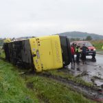 Děti z převráceného autobusu byly rozvezeny do čtyř nemocnic