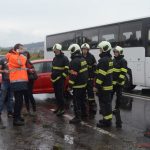 Děti z převráceného autobusu byly rozvezeny do čtyř nemocnic