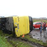 Děti z převráceného autobusu byly rozvezeny do čtyř nemocnic
