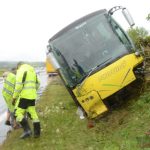 Provozovatel havarovaného autobusu s dětmi naznačil, že někteří pasažéři zřejmě nebyli připoutaní