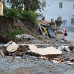 Průtrž mračen v Týně nad Vltavou smetla zeď okolo kostela. Mimo provoz je i nová plovárna