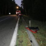 Seat najel na svodidla a obrátil se na střechu. Na jihočeských silnicích vyhasl další život