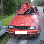 Seat najel na svodidla a obrátil se na střechu. Na jihočeských silnicích vyhasl další život