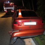 Seat najel na svodidla a obrátil se na střechu. Na jihočeských silnicích vyhasl další život