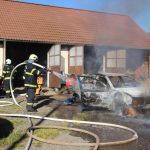 Duchapřítomný majitel vytlačil své hořící auto ze stodoly, ušetřil si stovky tisíc