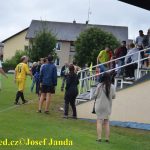 Chaos a strach v Dražicích! Příznivci Bernartic házeli po rozhodčím pivo a děsili malé děti
