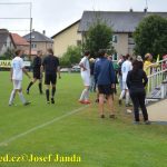 Chaos a strach v Dražicích! Příznivci Bernartic házeli po rozhodčím pivo a děsili malé děti