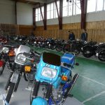 V tělocvičně lze obdivovat naleštěné historické motocykly
